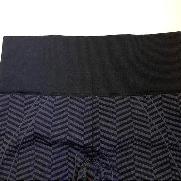 Lululemon In The Flow Crop II Heathered Naval Blue
Seamless Size 4 - Picture 9 of 13